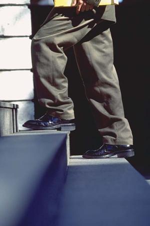 日本の一流の革製品の職人が丁寧に作ります