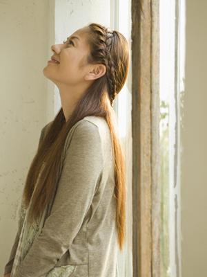 サムシングブルーのおまじないをする指輪