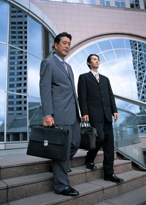 スーツのパンツが安いのはアウトレット